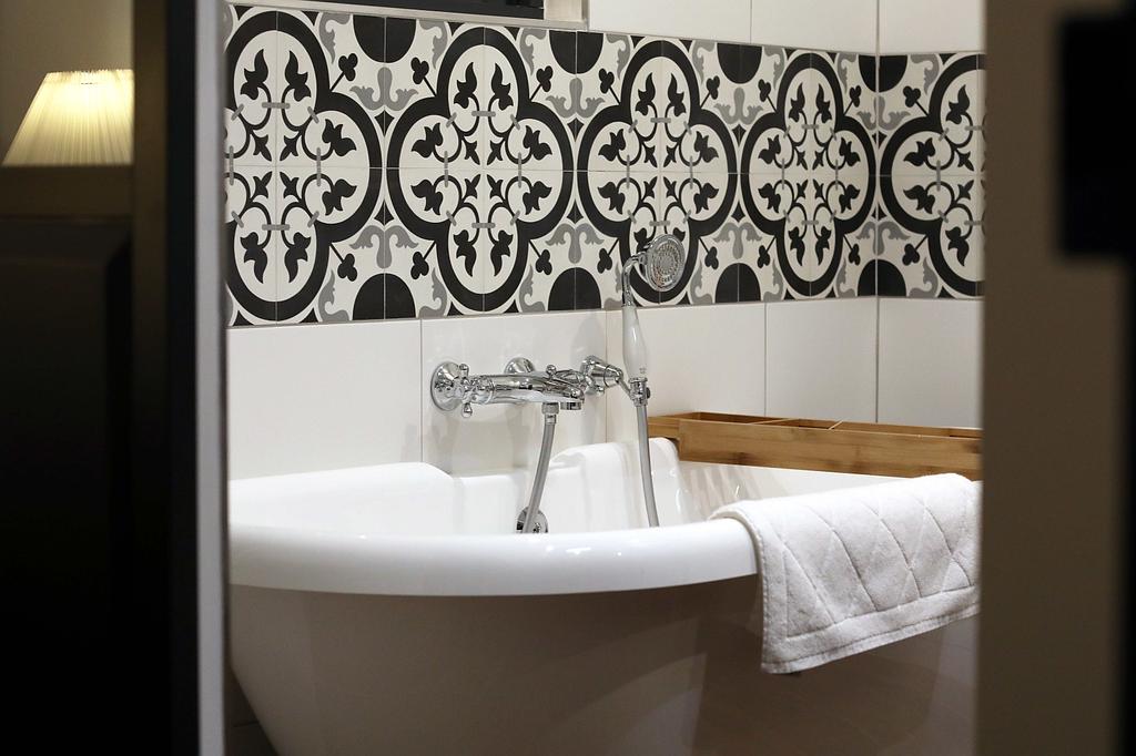 Baignoire et carrelage à motifs noir et blanc