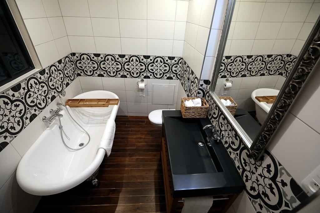 Salle de bain habillée de carreaux de ciment