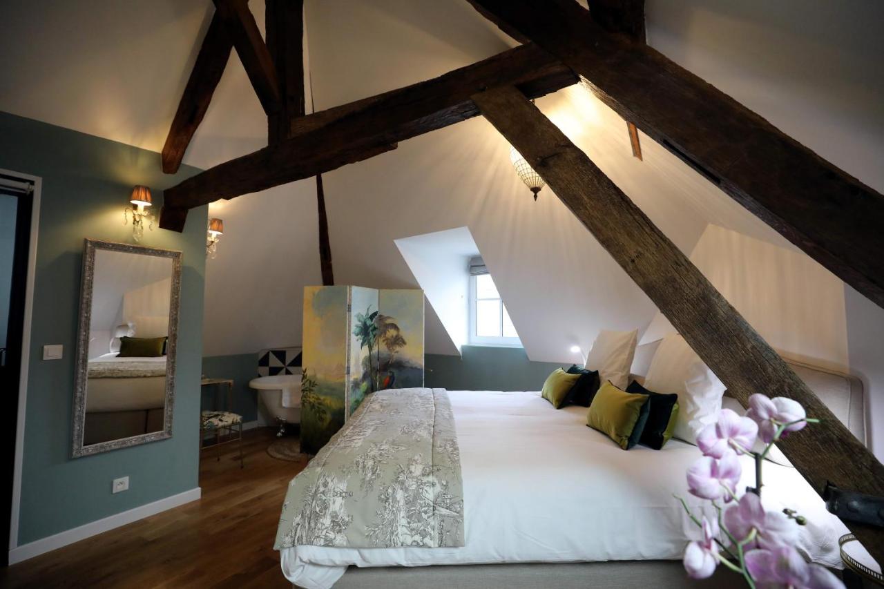 Chambre mansardée avec miroir et paravent peint