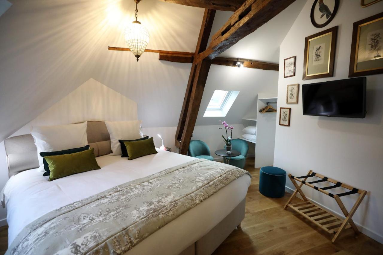 Chambre sous les combles avec télévision à écran plat