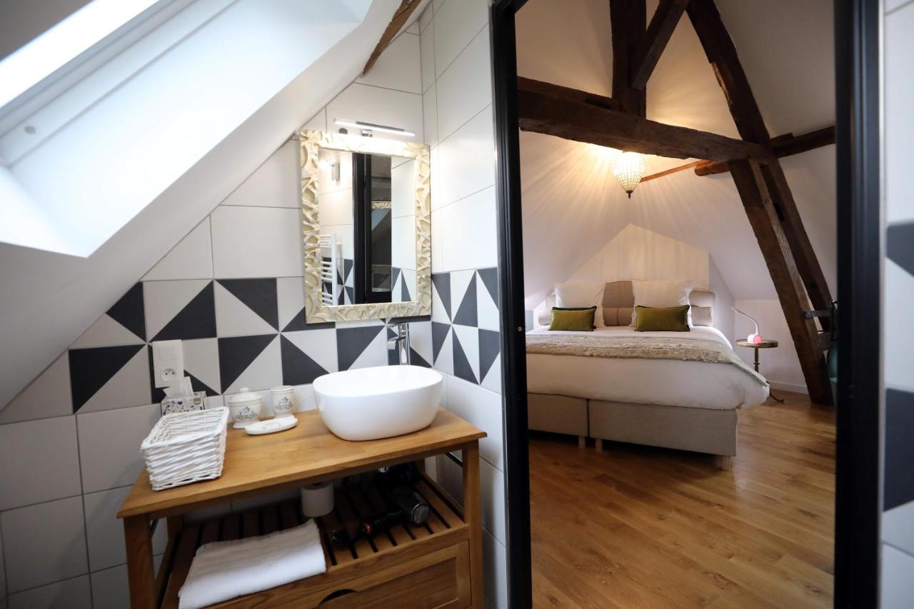 Salle de bain ouverte sur la chambre, sous les poutres