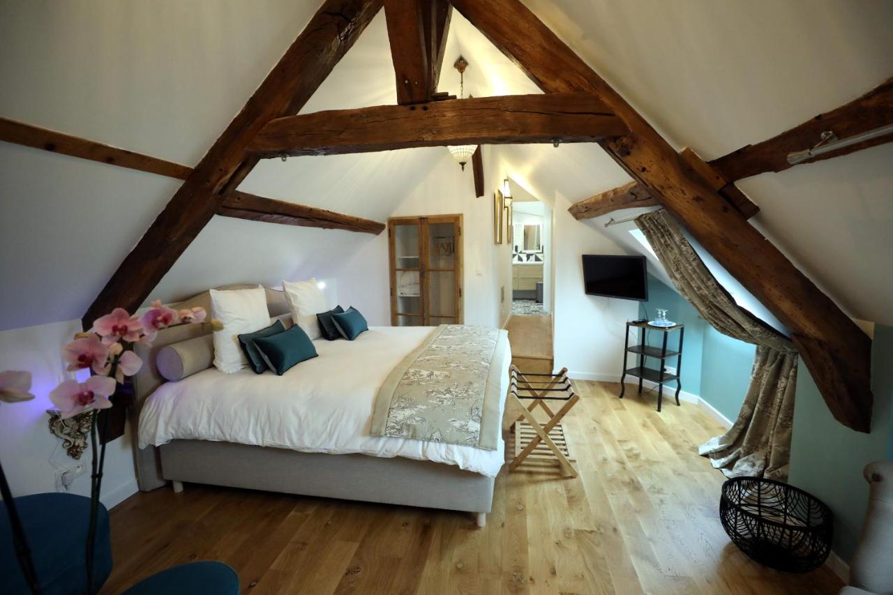 Chambre sous charpente, vue vers le coin salon