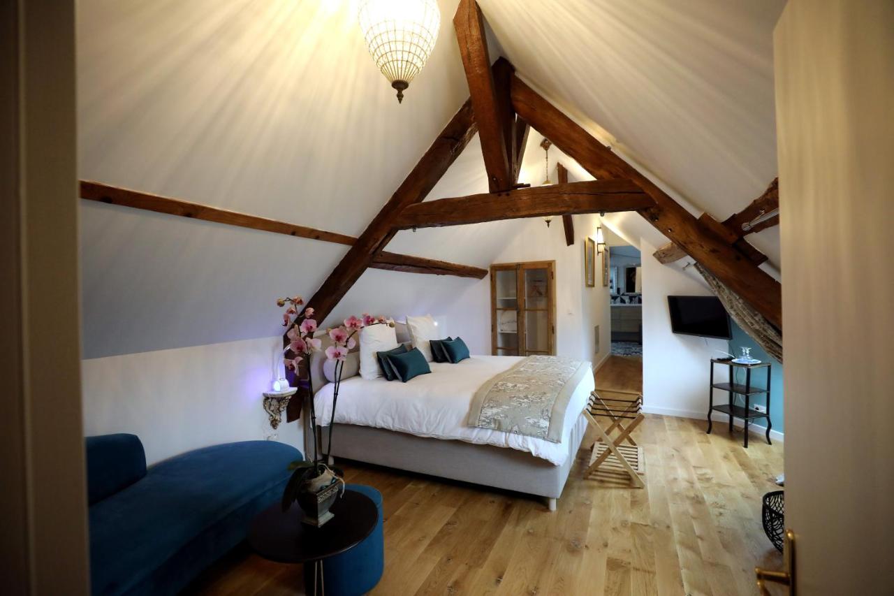 Chambre spacieuse avec canapé de velours bleu