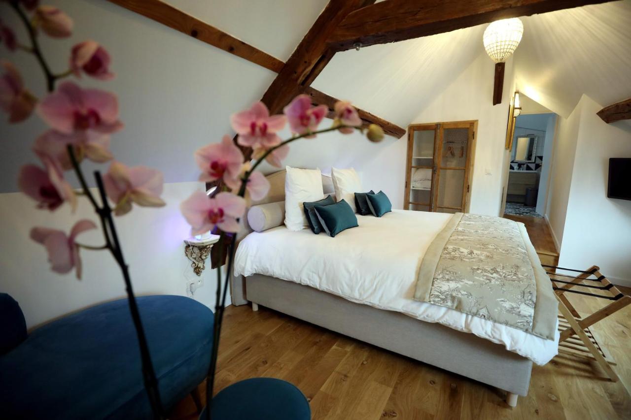 Chambre claire sous charpente avec orchidée