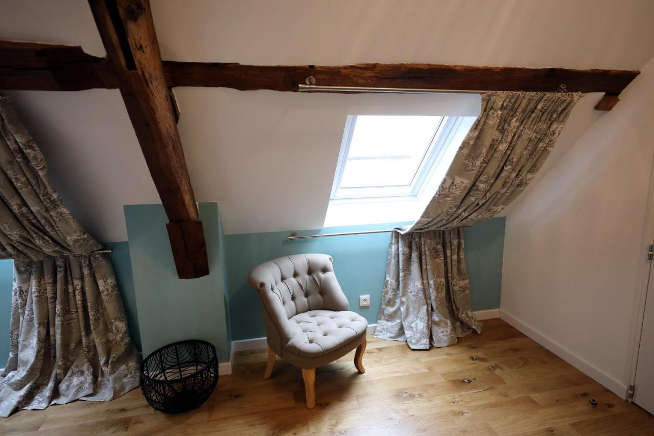 Fauteuil sous la fenêtre de toit