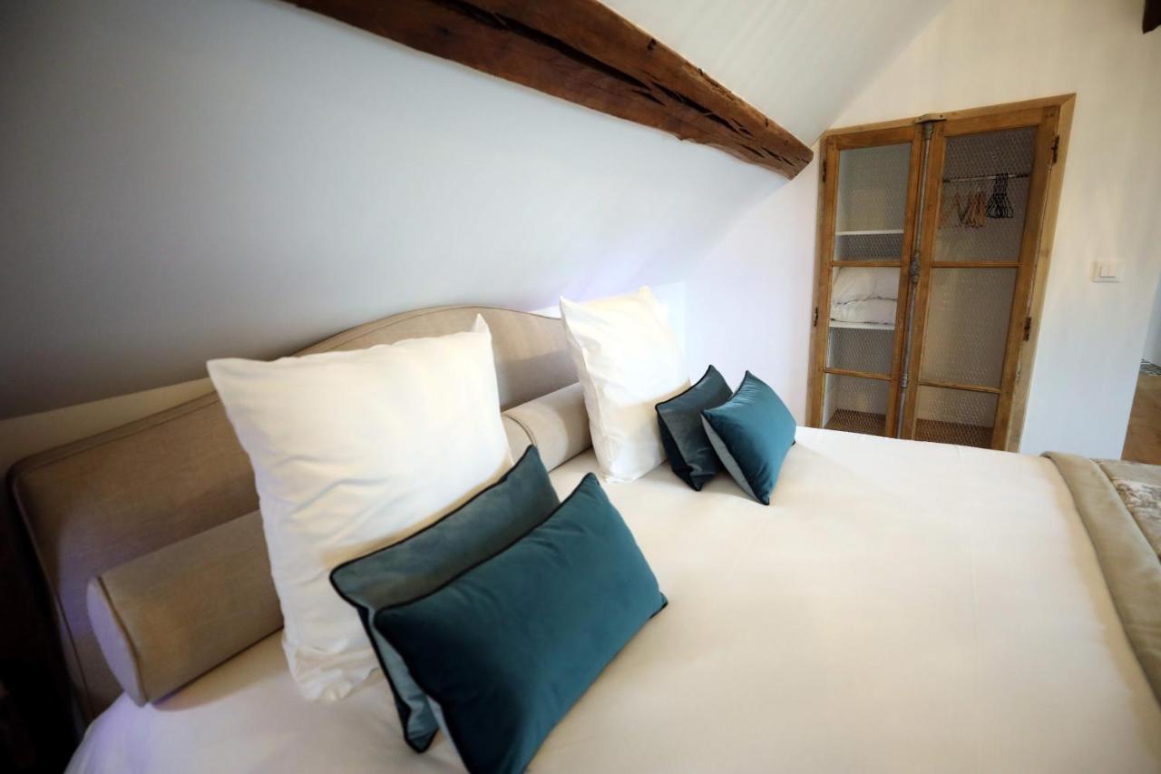 Coussins de velours sur le lit