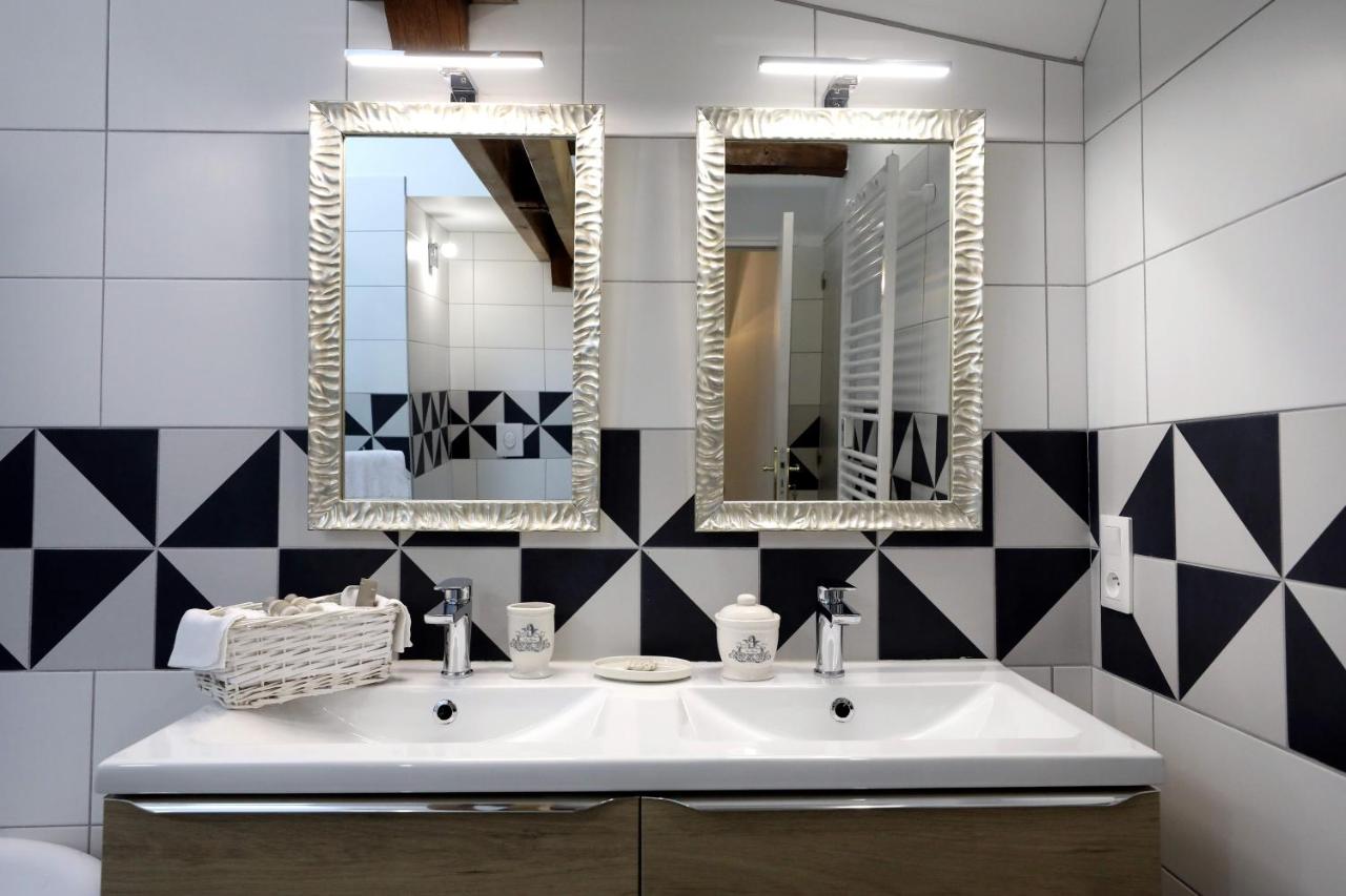 Double vasque et miroirs d'une grande salle de bain