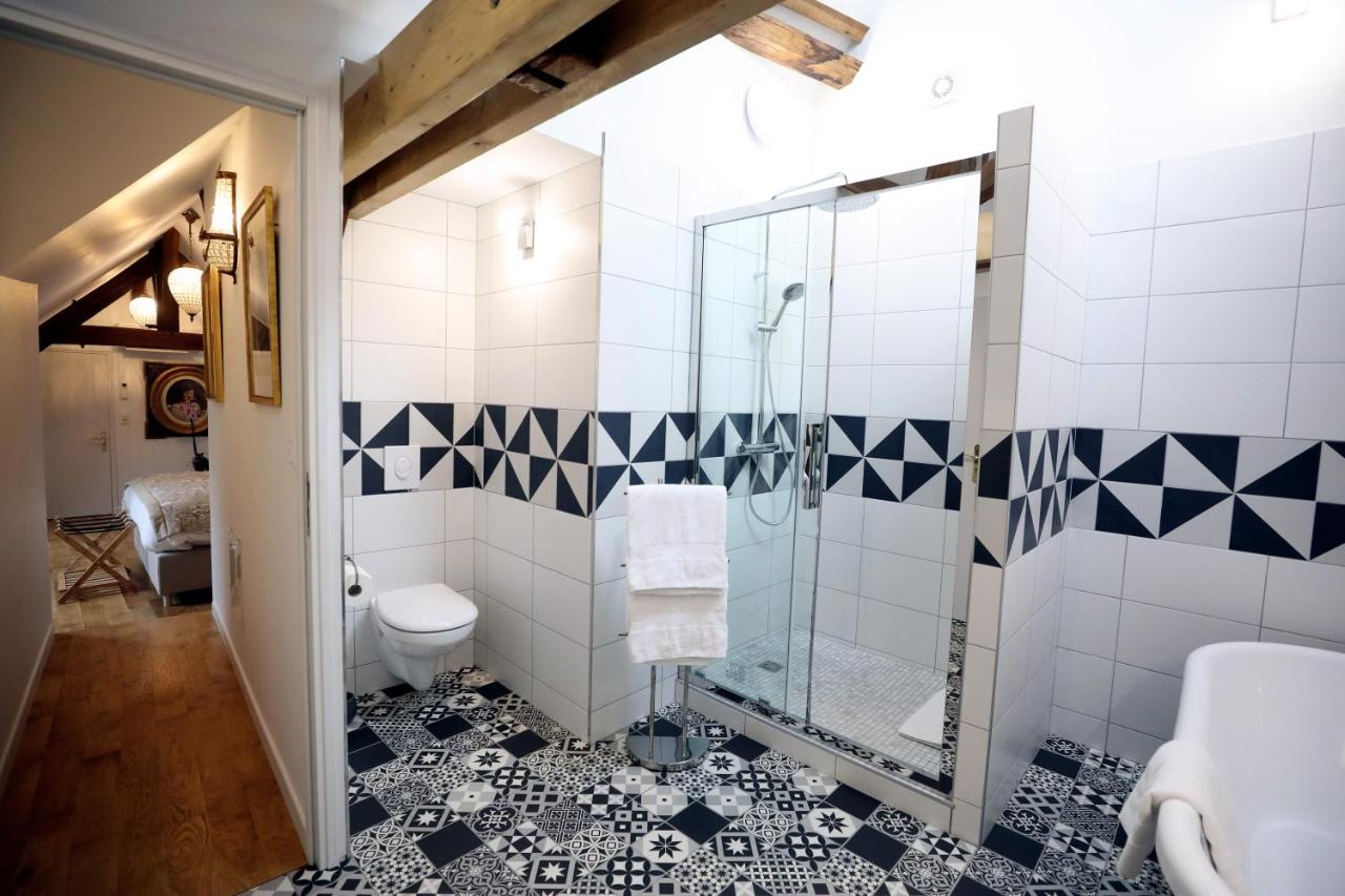 Salle de bain avec douche à l'italienne et carreaux de ciment