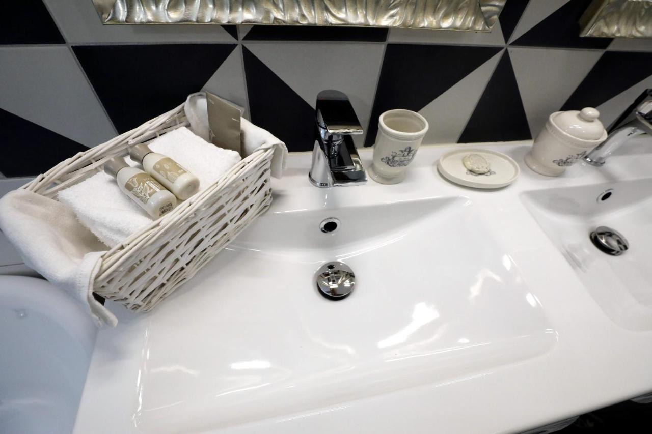 Articles de toilette mis à disposition sur la vasque
