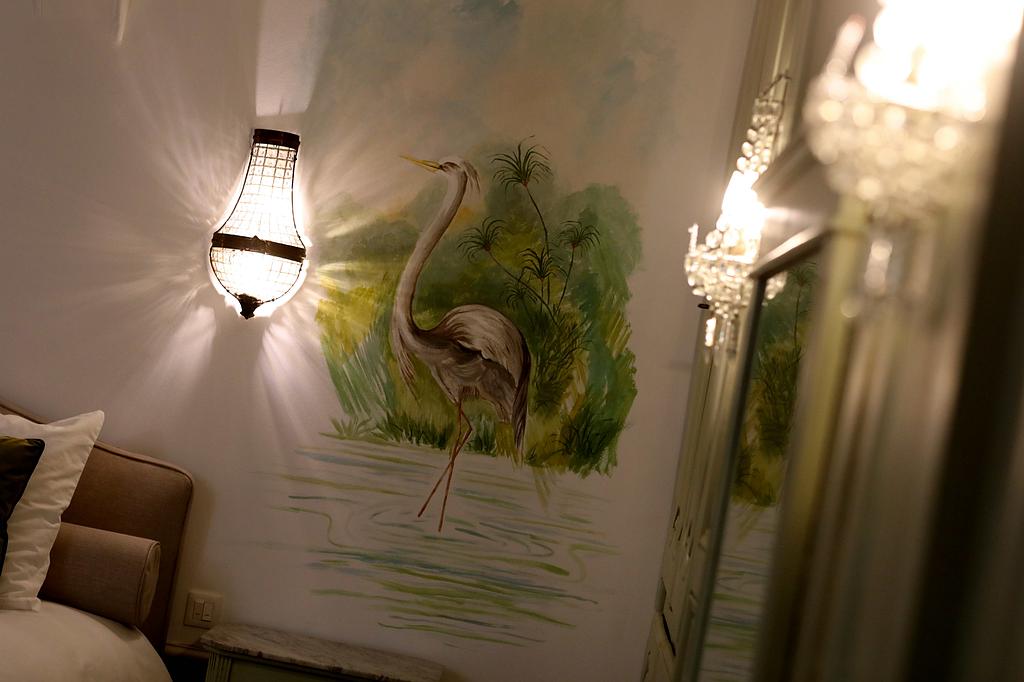 La fresque d'oiseau peinte à la main