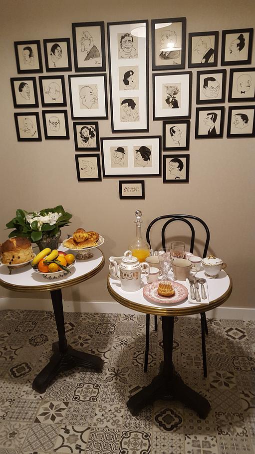 La tisanerie, devant le mur de portraits