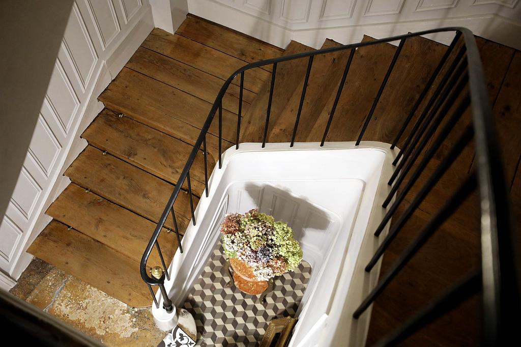 L'escalier de bois et sa rampe en fer forgé
