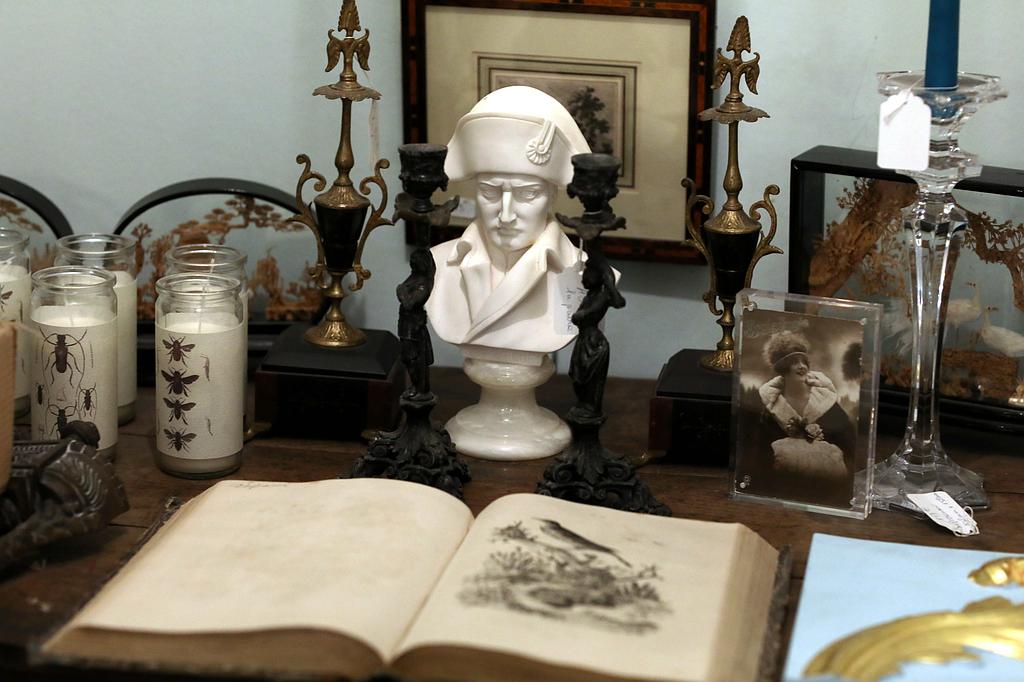 Buste et livre ancien, détail de la décoration
