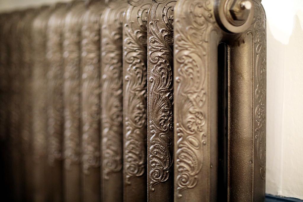 Radiateur en fonte ouvragé, détail d'époque