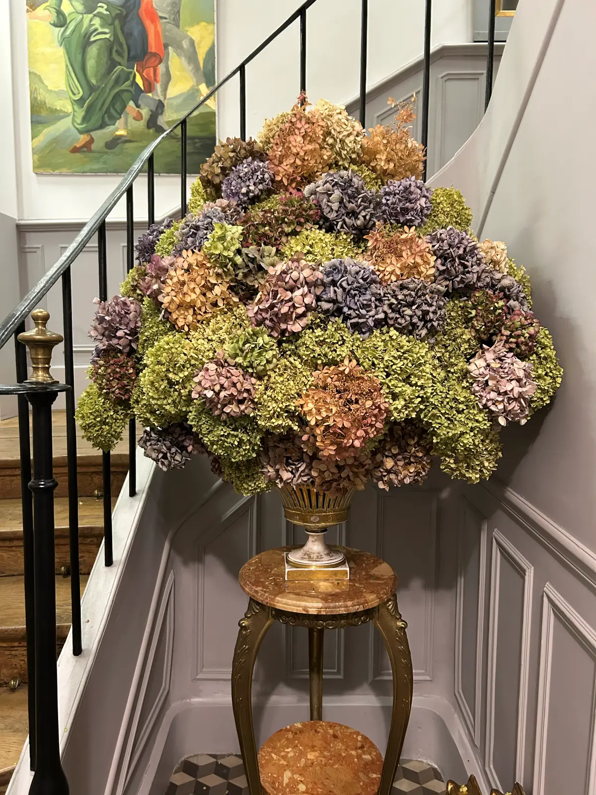 Grand bouquet d'hortensias séchés près de l'escalier